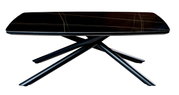 Moderne salontafel met zwarte marmerlook en gekruiste metalen poten, gezien vanaf de zijkant.