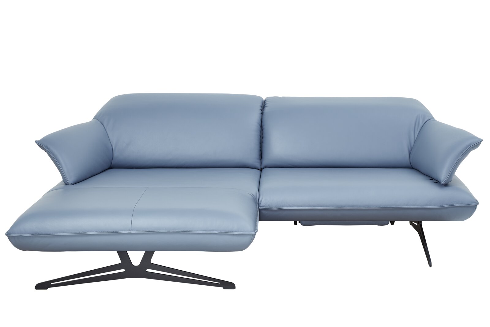 Frontale Ansicht der Koinor Longchairkombination SEVENTY in hellblauem Leder mit modernen schwarzen Metallfüßen.