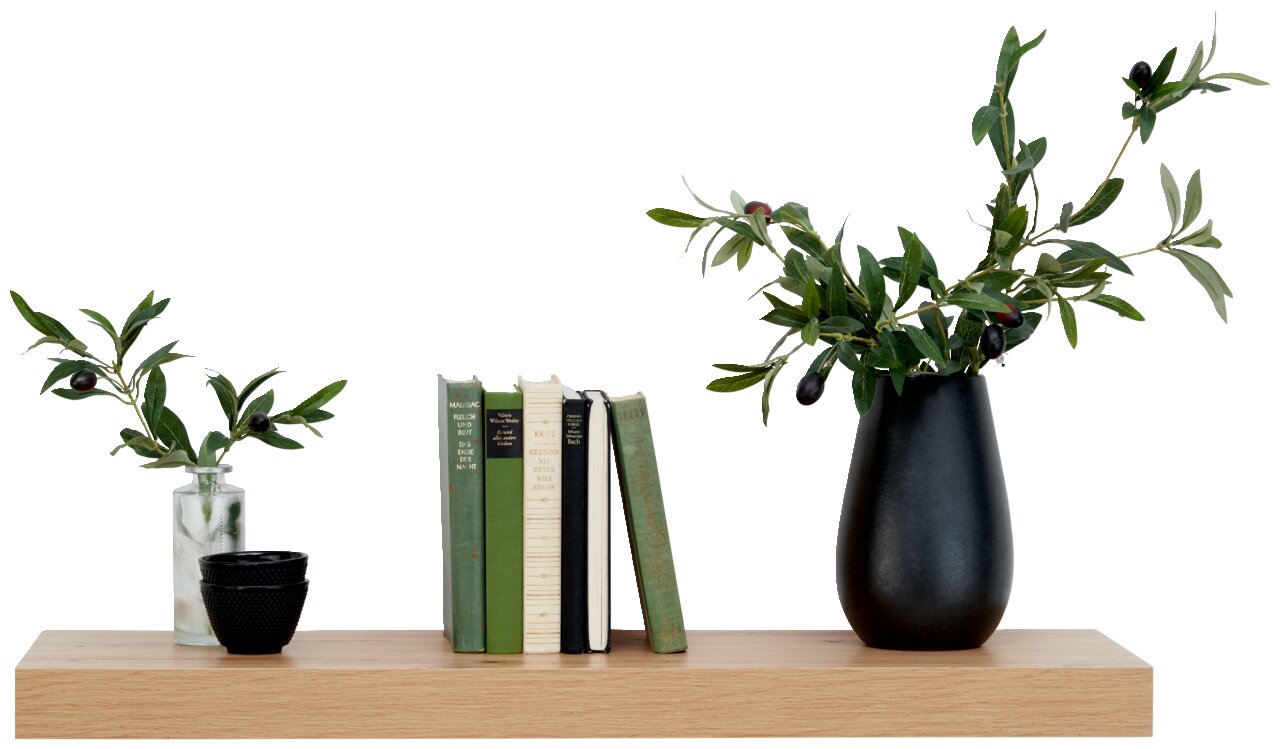 Wandboard aus Holz mit Dekoration, darunter Bücher, eine Vase mit grünen Zweigen und ein kleiner schwarzer Behälter, frontal betrachtet.