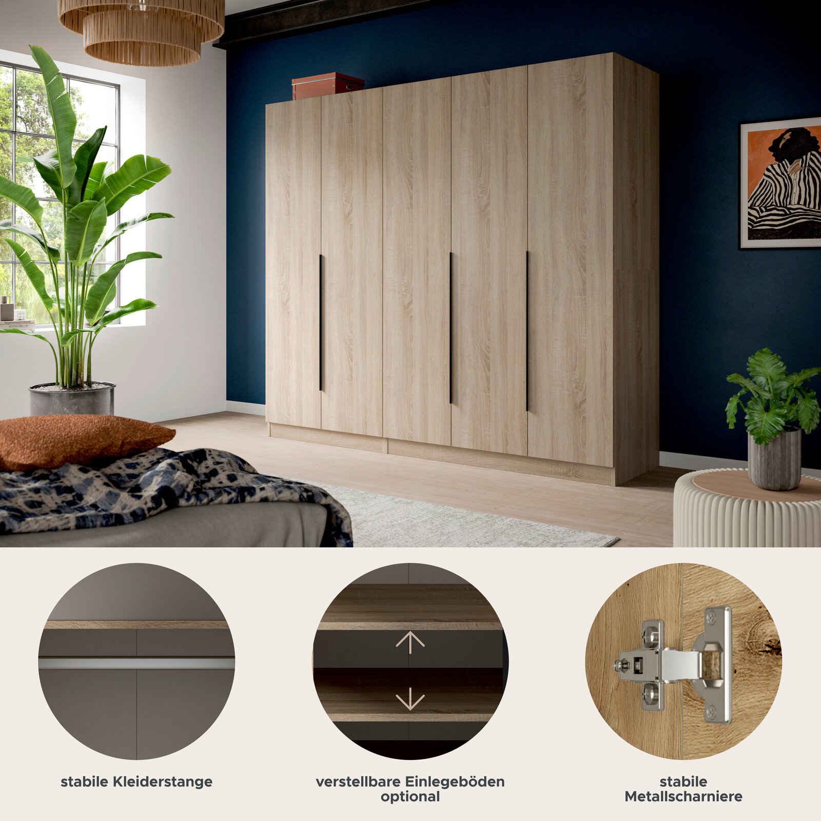 Großer Kleiderschrank in heller Holzoptik mit vier Türen und langen schwarzen Griffen im Schlafzimmer, Frontansicht leicht von rechts; Detailansichten zeigen stabile Kleiderstange, optional verstellbare Einlegeböden und stabile Metallscharniere.