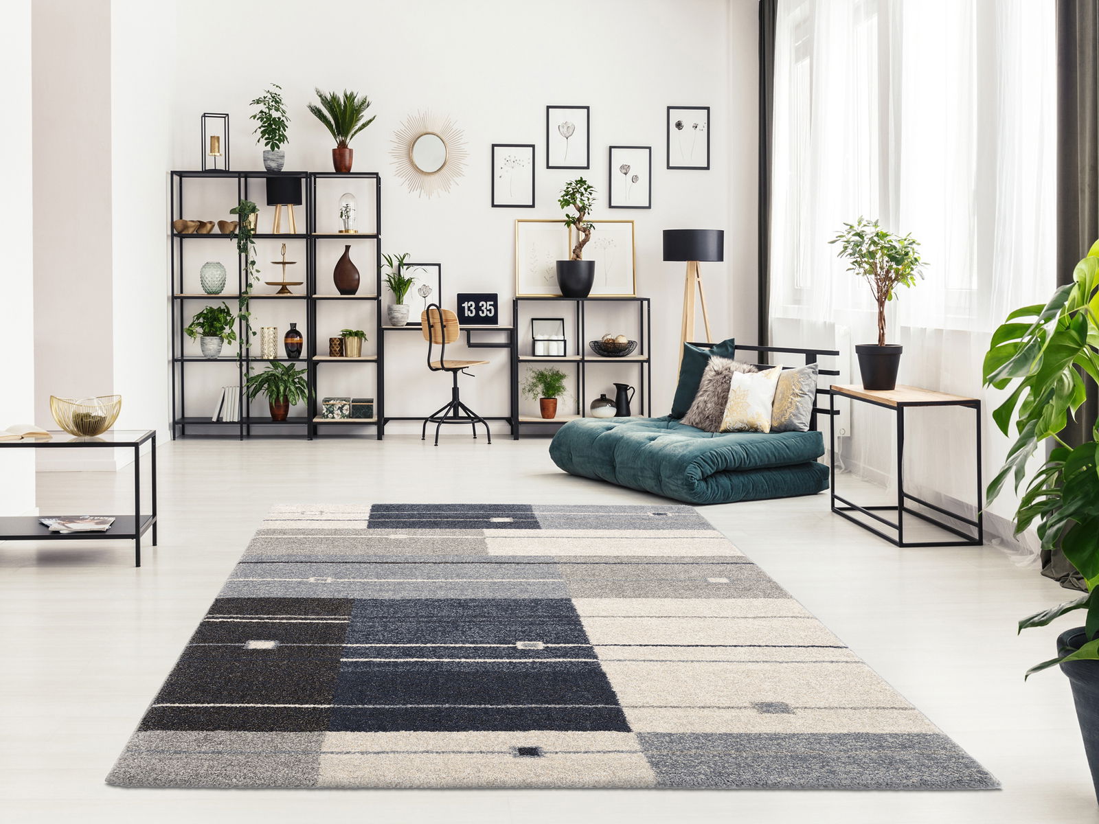 Moderner Frisé-Teppich in einem stilvoll eingerichteten Wohnzimmer mit geometrischem Muster in Grau- und Beigetönen, aus der Vogelperspektive betrachtet.