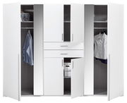 Weißer Drehtürenschrank mit sechs Türen, teilweise geöffnet, zeigt Innenfächer mit Kleidung und Schubladen, Frontalansicht