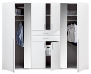 Weißer Drehtürenschrank mit sechs Türen, teilweise geöffnet, zeigt Innenfächer mit Kleidung und Schubladen, Frontalansicht