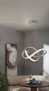 Moderne LED-Hängeleuchte in geschwungenem Design, von unten betrachtet, über einem Esstisch in einem stilvoll eingerichteten Raum.