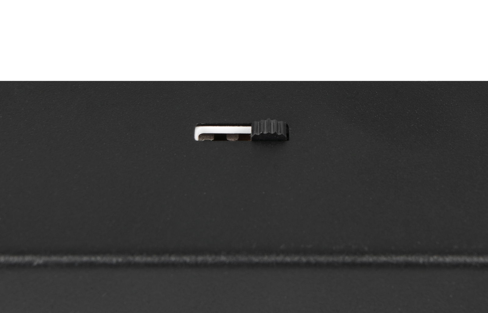 Nahaufnahme eines schwarzen Schalters auf einem Strahler Ambala, von oben betrachtet.