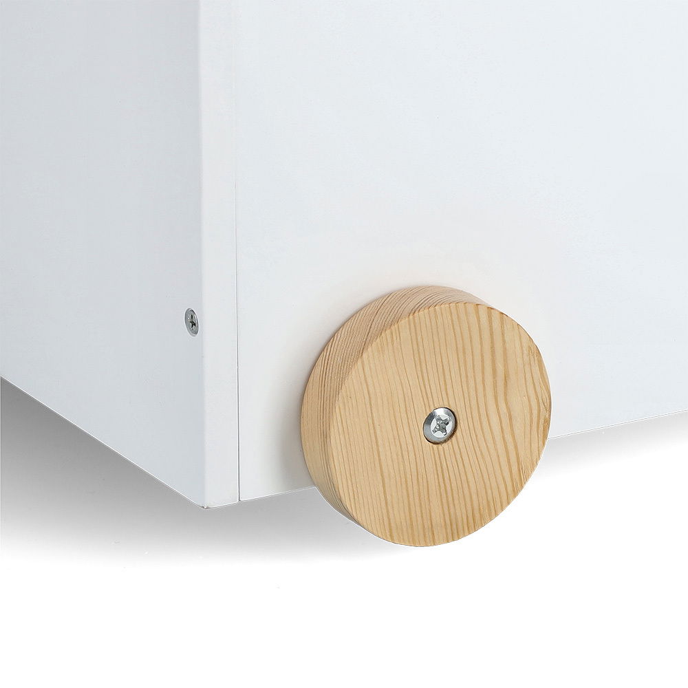 Nahaufnahme einer weißen Kinder-Spielzeugkiste mit Holzrollen, seitliche Perspektive