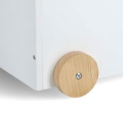 Nahaufnahme einer weißen Kinder-Spielzeugkiste mit Holzrollen, seitliche Perspektive