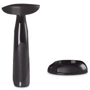 Schwarzer Korkenzieher ActivBall von Le Creuset, frontal abgebildet mit separatem Standfuß.