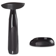 Schwarzer Korkenzieher ActivBall von Le Creuset, frontal abgebildet mit separatem Standfuß.