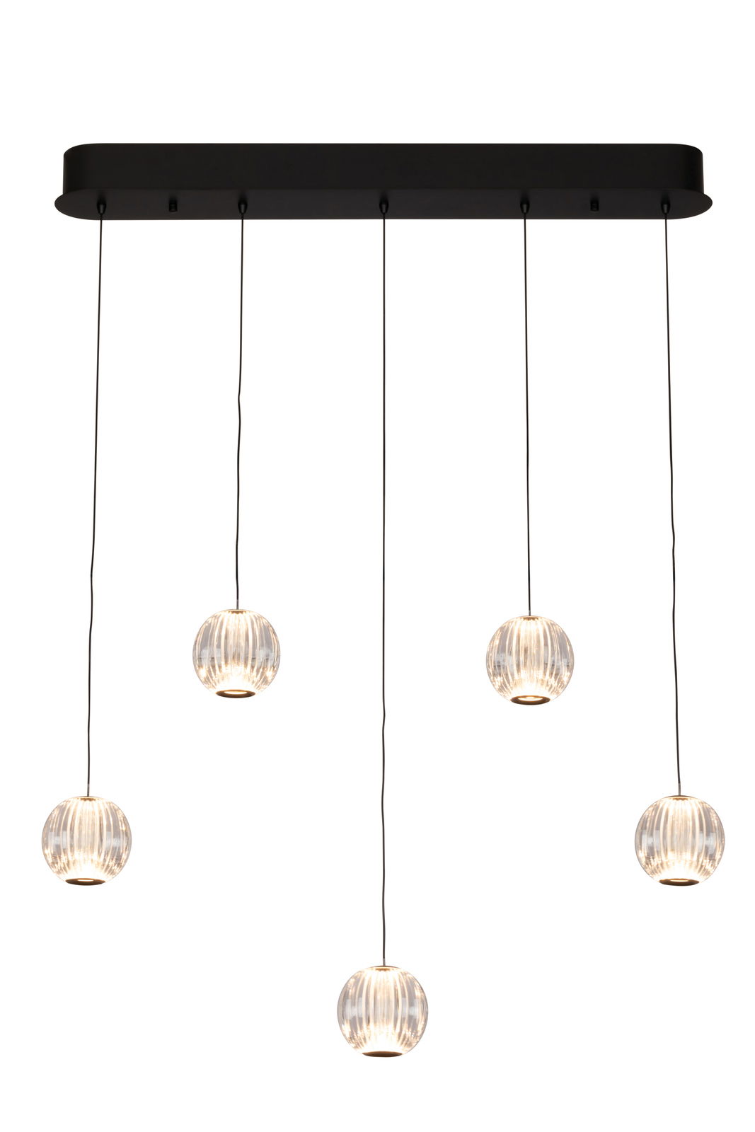 Moderne LED-Hängeleuchte mit fünf kugelförmigen, geriffelten Glasschirmen, von oben betrachtet.