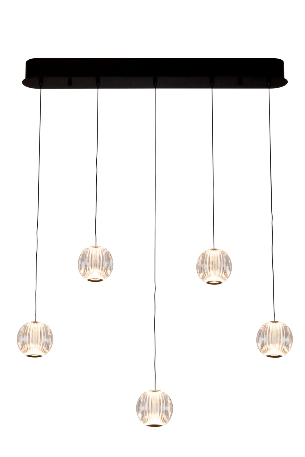 Moderne LED-hanglamp met vijf bolvormige, geribbelde glazen kappen, gezien van bovenaf.