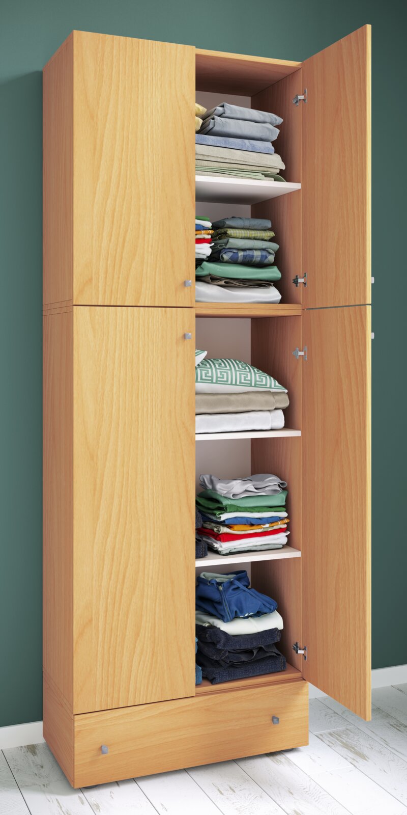 Offener Kleiderschrank aus hellem Holz mit mehreren Fächern und gefalteter Kleidung, zwei Türen geöffnet, frontale leicht schräge Perspektive von vorn.