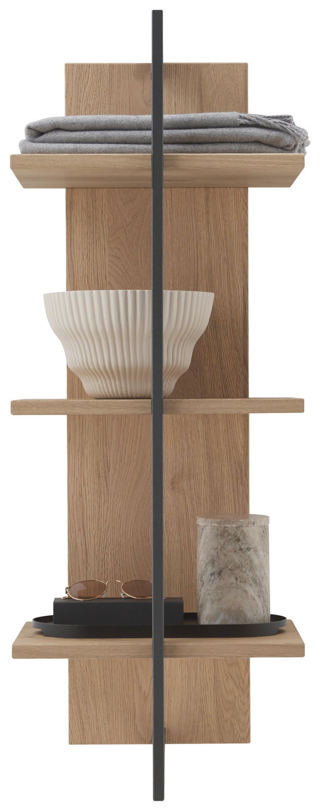 Frontale Ansicht eines modernen Wandregals aus Holz mit drei Ablagen, dekoriert mit einer gefalteten Decke, einer weißen Schale und Accessoires.