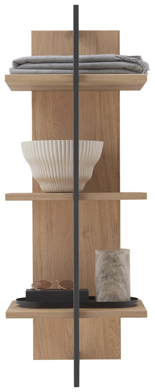 Frontale Ansicht eines modernen Wandregals aus Holz mit drei Ablagen, dekoriert mit einer gefalteten Decke, einer weißen Schale und Accessoires.