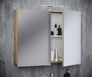 Offener Badezimmerspiegelschrank mit zwei spiegelnden Türen, Holzdekor-Korpus und LED-Aufbauleuchte, Innenfächer mit Pflegeprodukten, Frontalansicht leicht von rechts