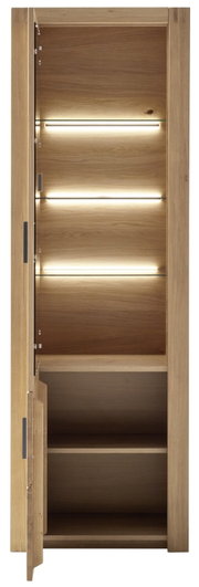 Houten vitrinekast met glazen legplanken en ingebouwde verlichting, gezien vanaf de voorkant.