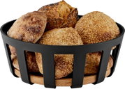 Zwarte broodmand met houten bodem, gevuld met verschillende broodjes met sesam en maanzaad, schuin van voren gefotografeerd