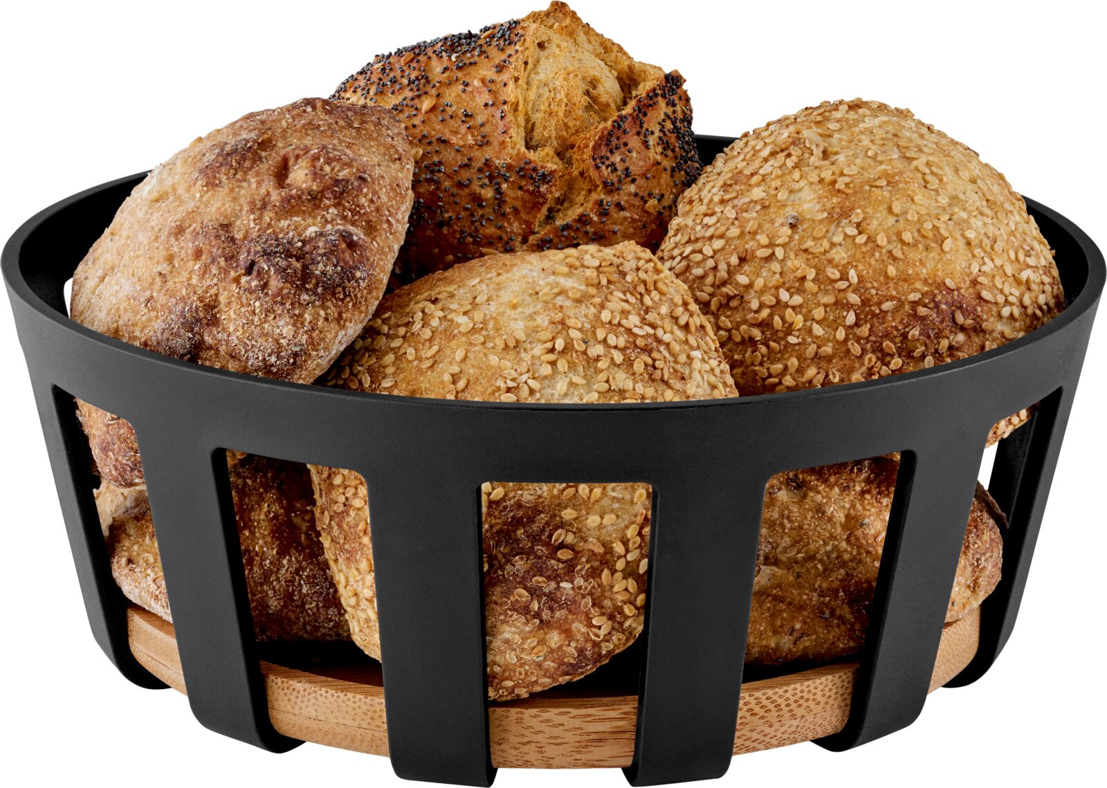 Zwarte broodmand met houten bodem, gevuld met verschillende broodjes met sesam en maanzaad, schuin van voren gefotografeerd