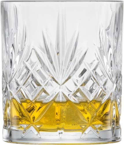 SCHOTT ZWIESEL Becherset 8-tlg. Show Kristallglas mit aufwendigem Schliffmuster, gefüllt mit gelber Flüssigkeit, Frontalansicht
