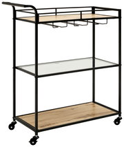 Servierwagen/Barwagen auf Rollen mit schwarzem Metallrahmen, Holzablagen oben und unten, Glasablage in der Mitte und Glashalterungen unter der oberen Ablage, freigestellt auf weißem Hintergrund, Perspektive: leicht schräg von vorne links
