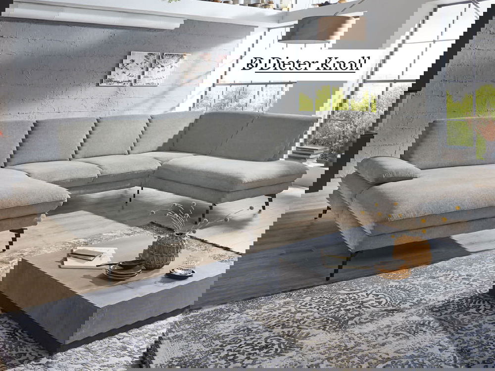 Modernes Dieter Knoll Wohnzimmer mit großer grauer Eckcouch, Beton-Couchtisch und Loft-Ambiente.