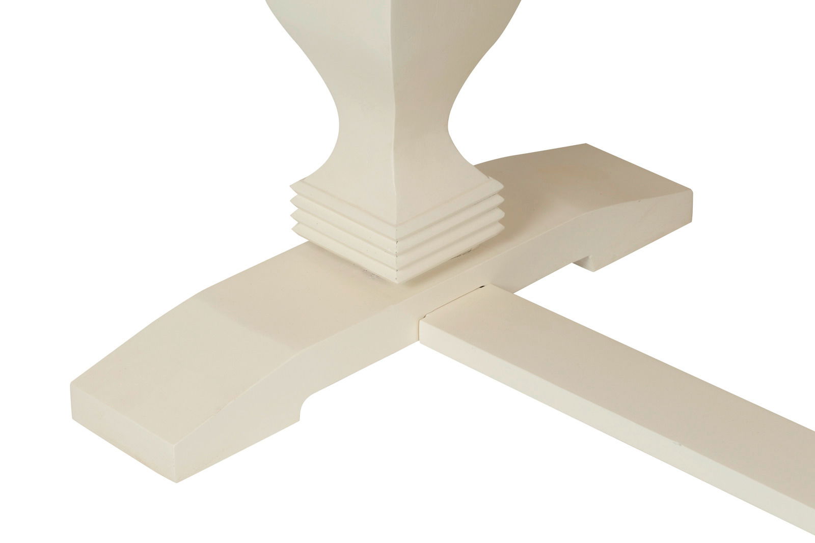 Nahaufnahme eines weißen Tischfußes mit dekorativen Details, seitliche Perspektive