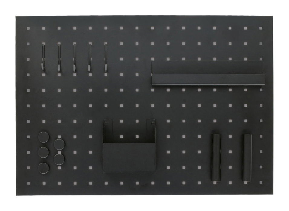 Schwarzes Memoboard mit quadratischem Muster, Haken, Ablage und Halterungen, aus der Vogelperspektive.