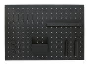 Schwarzes Memoboard mit quadratischem Muster, Haken, Ablage und Halterungen, aus der Vogelperspektive.