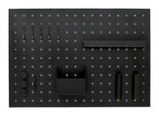 Schwarzes Memoboard mit quadratischem Muster, Haken, Ablage und Halterungen, aus der Vogelperspektive.