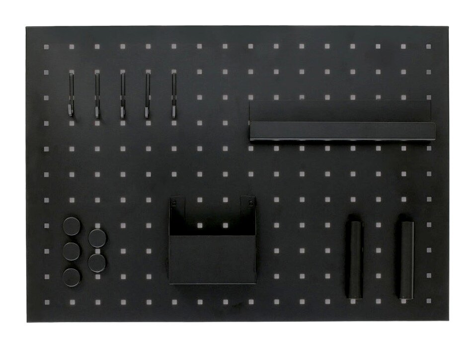 Schwarzes Memoboard mit quadratischem Muster, Haken, Ablage und Halterungen, aus der Vogelperspektive.