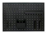 Schwarzes Memoboard mit quadratischem Muster, Haken, Ablage und Halterungen, aus der Vogelperspektive.