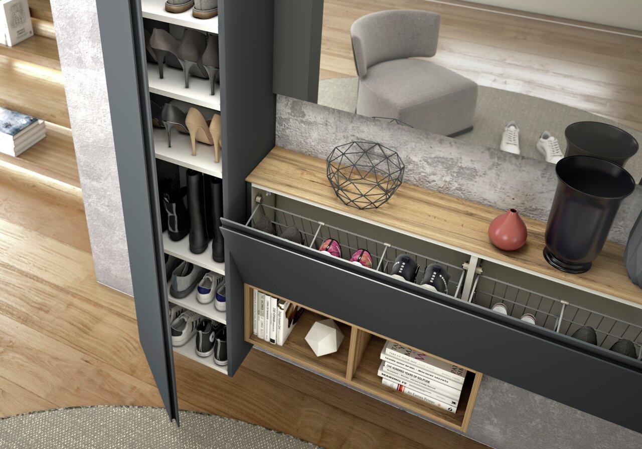 Garderoben-Set mit Schuhregal und Schubladen, Perspektive von oben, zeigt verschiedene Schuhe und Dekorationen.