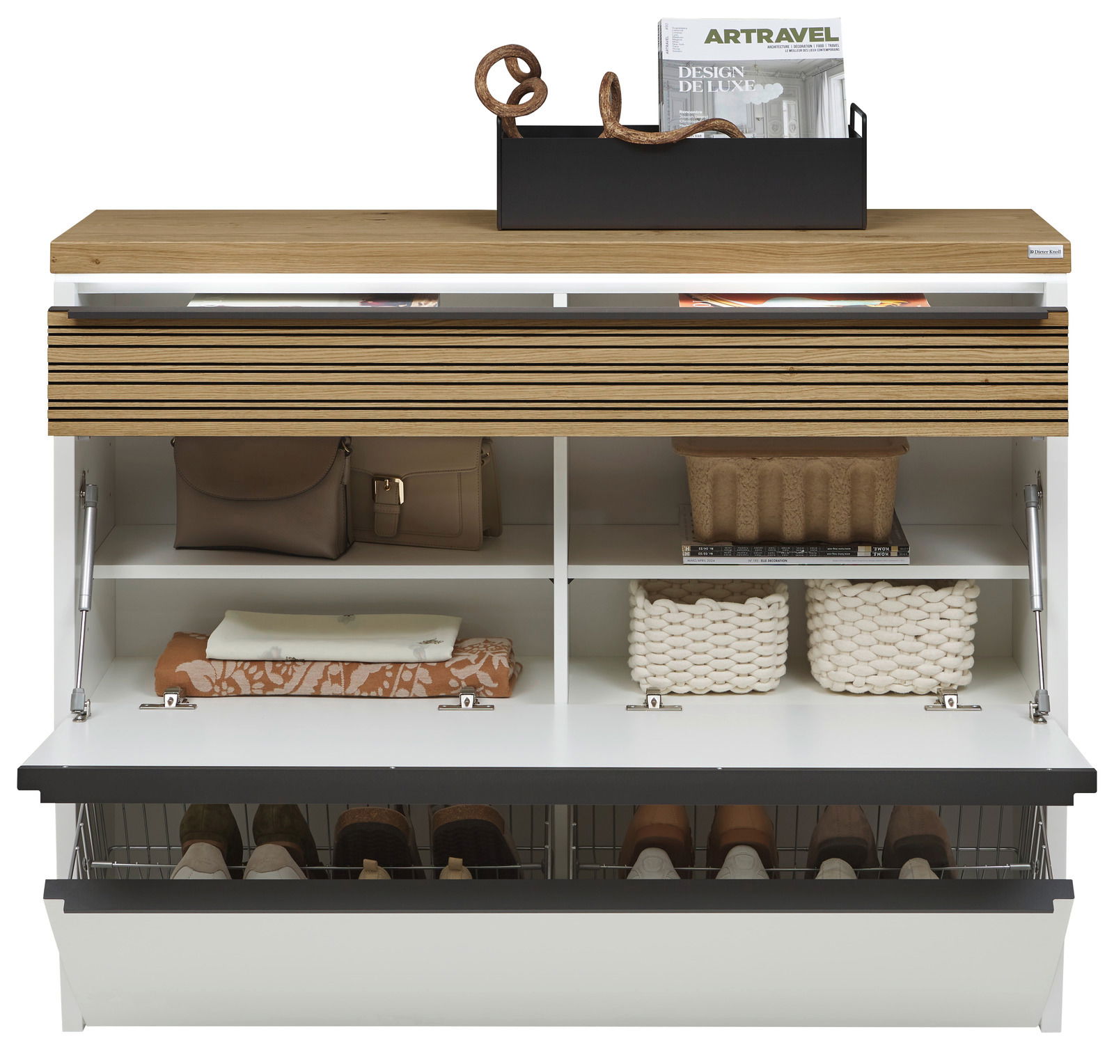 Frontansicht eines XL-Hängeschuhschranks mit LED-Beleuchtung, offen mit sichtbaren Fächern für Schuhe, Taschen und Körbe, sowie einer Holzoberfläche mit Dekoration.