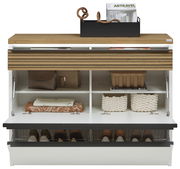 Frontansicht eines XL-Hängeschuhschranks mit LED-Beleuchtung, offen mit sichtbaren Fächern für Schuhe, Taschen und Körbe, sowie einer Holzoberfläche mit Dekoration.