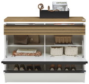 Frontansicht eines XL-Hängeschuhschranks mit LED-Beleuchtung, offen mit sichtbaren Fächern für Schuhe, Taschen und Körbe, sowie einer Holzoberfläche mit Dekoration.