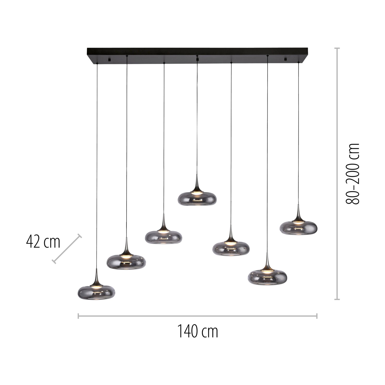 Moderne 6-flammige Pendelleuchte mit rechteckigem schwarzem Baldachin und rauchgrauen Glas-Schirmen, Gesamtbreite ca. 140 cm, Schirmdurchmesser ca. 42 cm, Abhängung 80–200 cm, Frontansicht.