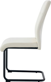 Seitenansicht eines modernen Freischwinger-Stuhls mit cremeweiß gepolsterter Sitz- und Rückenfläche und schwarzem Metallgestell vor weißem Hintergrund