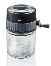 Eiscrusher mit Kurbel, gefüllt mit zerkleinertem Eis, aus der Vorderansicht