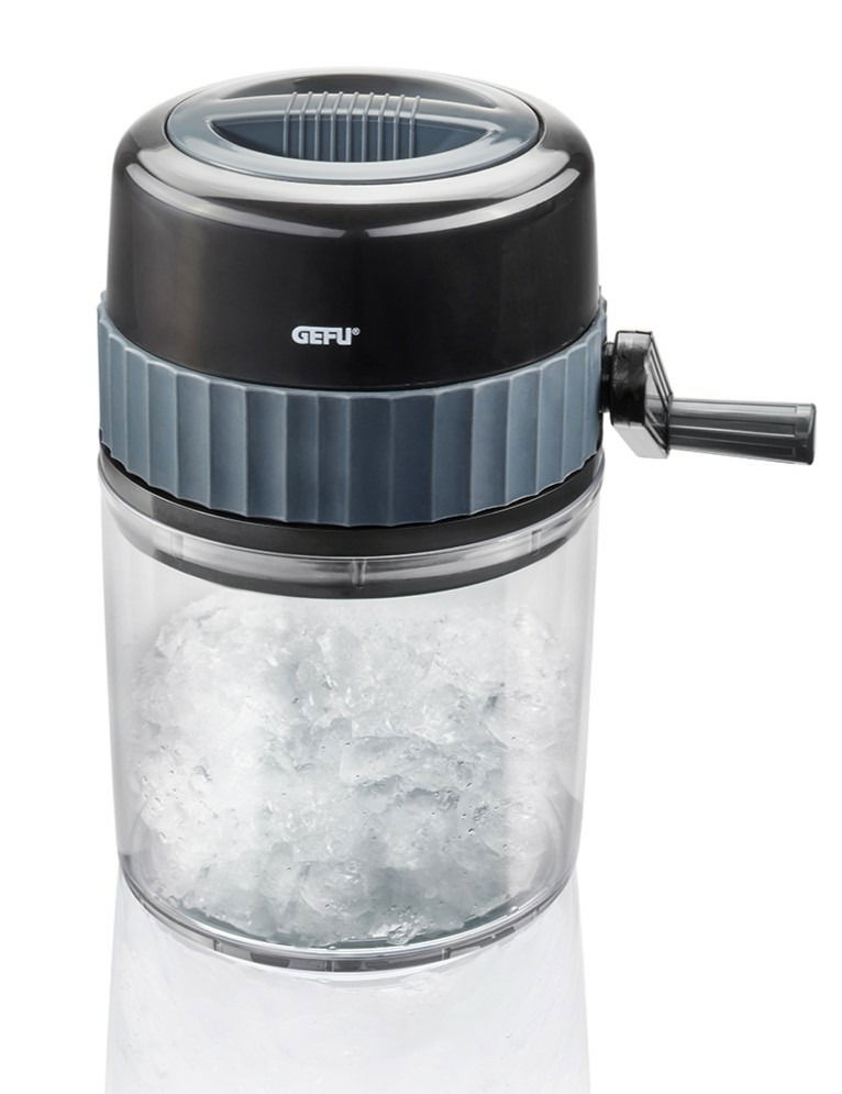 Eiscrusher mit Kurbel, gefüllt mit zerkleinertem Eis, aus der Vorderansicht