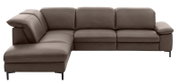 Braunes L-förmiges Ecksofa mit Recamiere links, gepolsterten Armlehnen und schwarzen Metallfüßen, freigestellt auf weißem Hintergrund, Ansicht schräg von vorn.