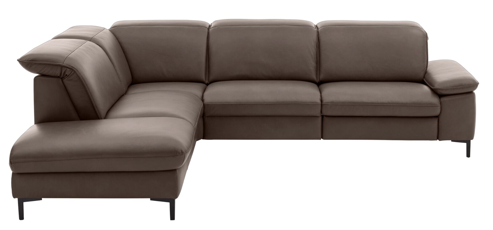 Braunes L-förmiges Ecksofa mit Recamiere links, gepolsterten Armlehnen und schwarzen Metallfüßen, freigestellt auf weißem Hintergrund, Ansicht schräg von vorn.