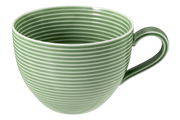 Grüne Milchkaffeetasse mit horizontalen Rillen, seitliche Perspektive