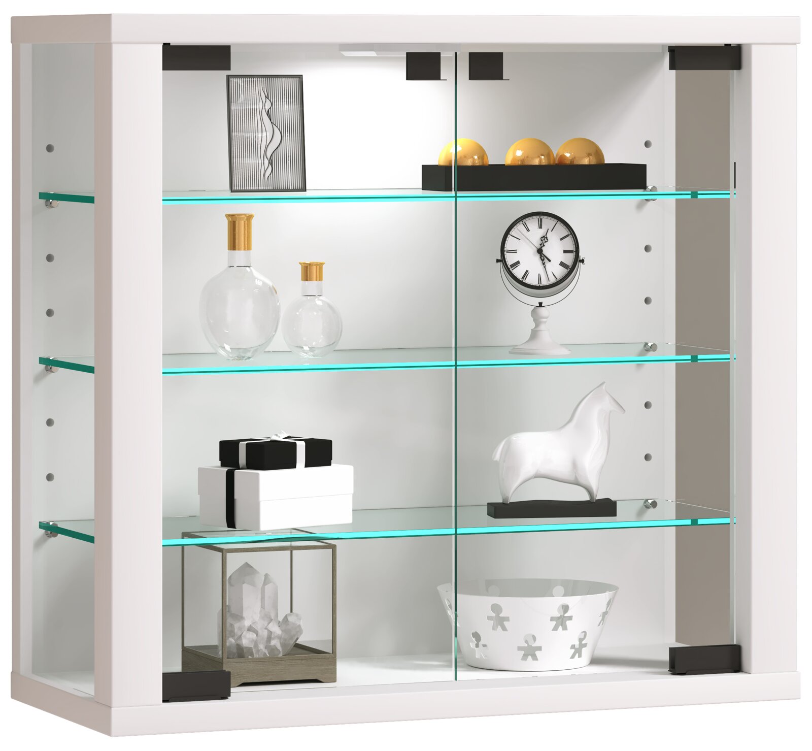 Weiße Glasvitrine mit zwei Glasschiebetüren und Glasböden, dekoriert mit Vasen, Uhr und Dekoobjekten, frontal in leichter Schrägansicht von vorn