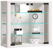 Weiße Glasvitrine mit zwei Glasschiebetüren und Glasböden, dekoriert mit Vasen, Uhr und Dekoobjekten, frontal in leichter Schrägansicht von vorn