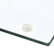 Nahaufnahme einer transparenten Herdabdeck- und Schneideplatte mit rutschfestem Gummifuß.