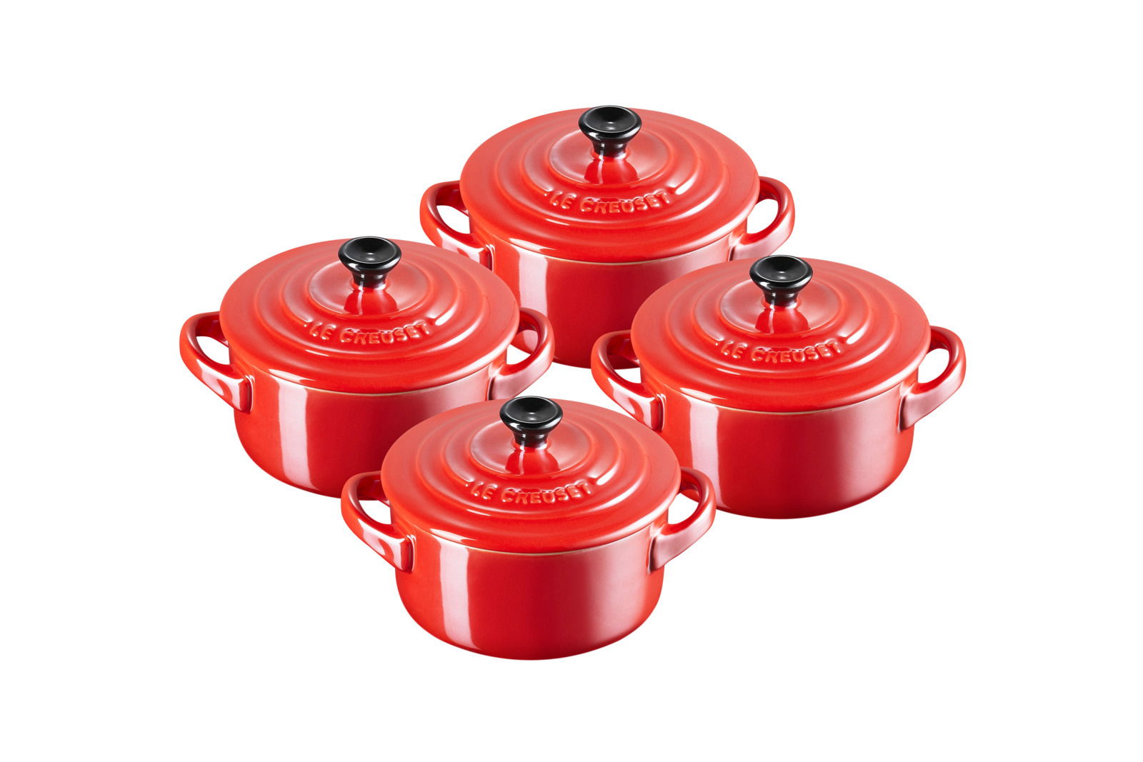 LE CREUSET Mini-Cocotte 4er-Set 10cm Metallics Kirschrot Vier rote Mini Cocottes aus Metall, von oben betrachtet, mit schwarzen Knöpfen auf den Deckeln.