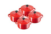 Vier rote Mini Cocottes aus Metall, von oben betrachtet, mit schwarzen Knöpfen auf den Deckeln.