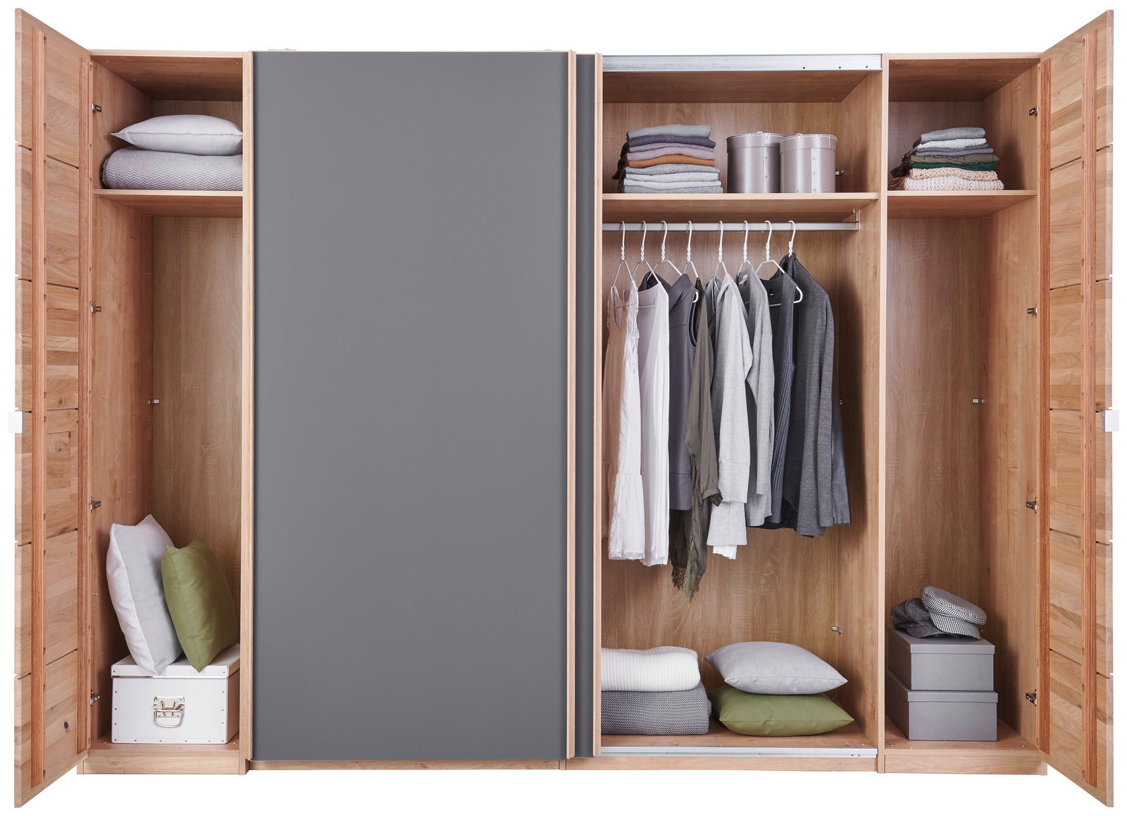 Linea Natura Schwebetürenschrank VITARA Offener Schwebetürenschrank aus Holz mit grauer Tür, gefüllt mit Kleidung, Kissen und Aufbewahrungsboxen, frontale Ansicht.