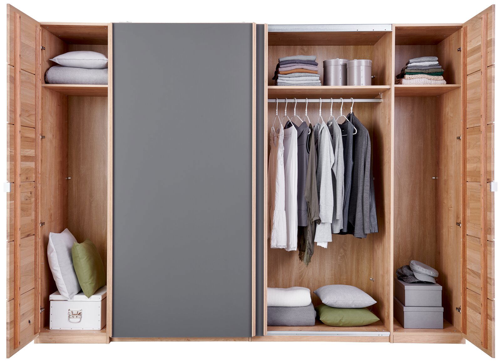 Offener Schwebetürenschrank aus Holz mit grauer Tür, gefüllt mit Kleidung, Kissen und Aufbewahrungsboxen, frontale Ansicht.