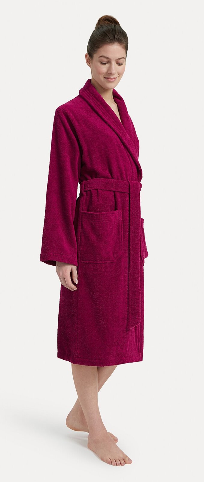 Vrouw in een fuchsia-kleurige badjas met sjaalkraag, zijaanzicht
